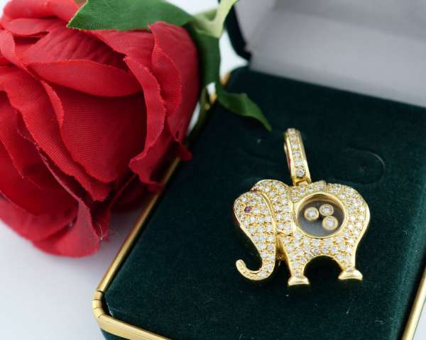 chain pendant Baby Elephant diamonds 1,20 ct gold 750